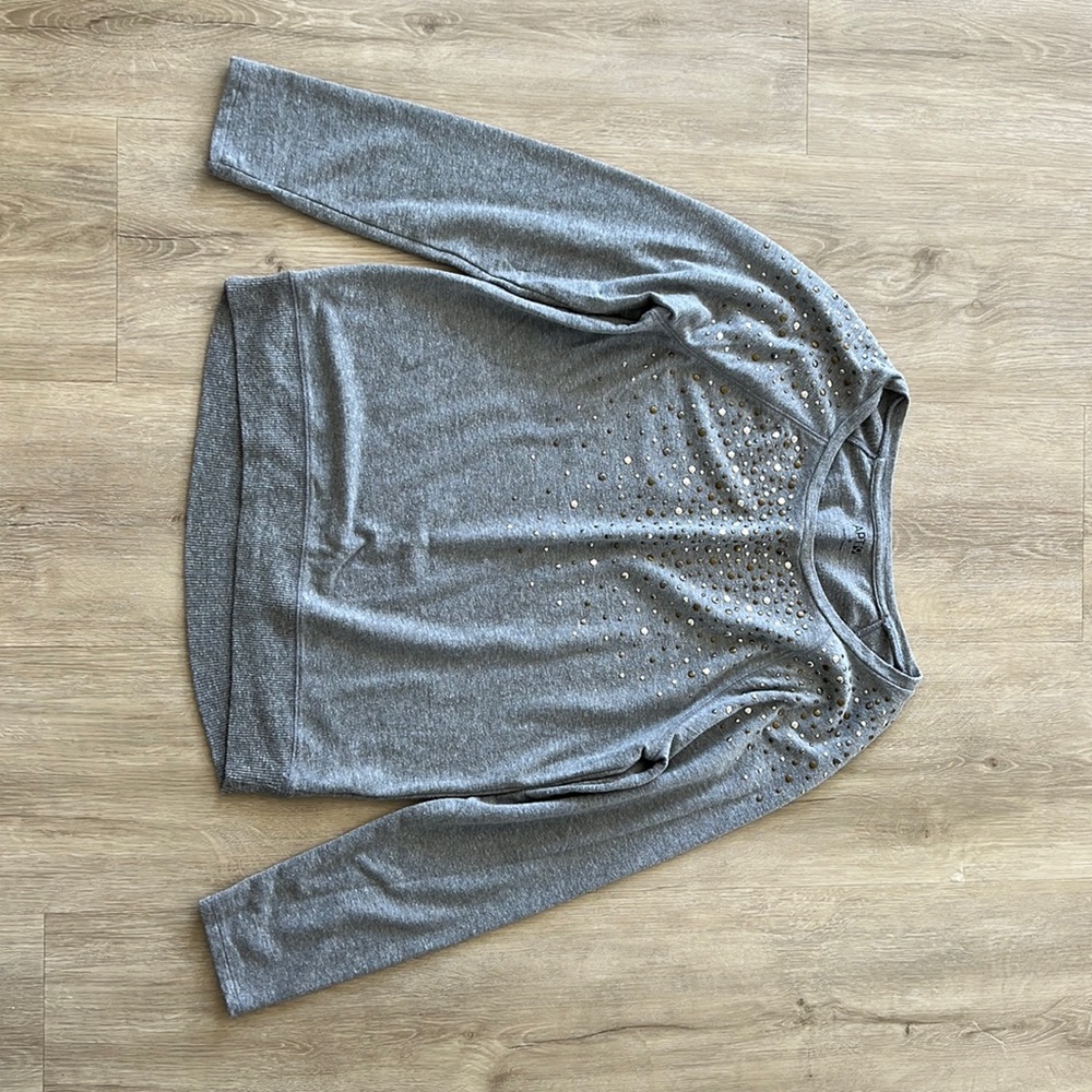 Grey Longsleeve with gold,brown,silver accessories at the top. Size M